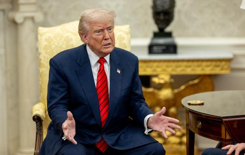 Олещук зазначає, що Трамп, обіцяючи покласти край війні, фактично сприяв її продовженню.