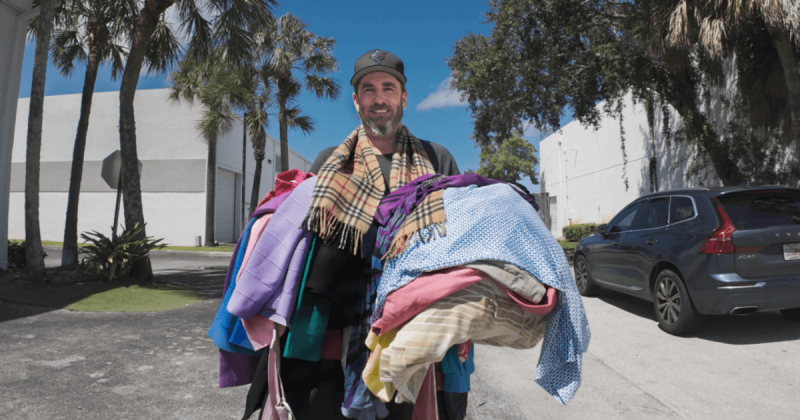 Чоловік досяг фінансового успіху, займаючись перепродажем використаного одягу — як йому це вдалося?