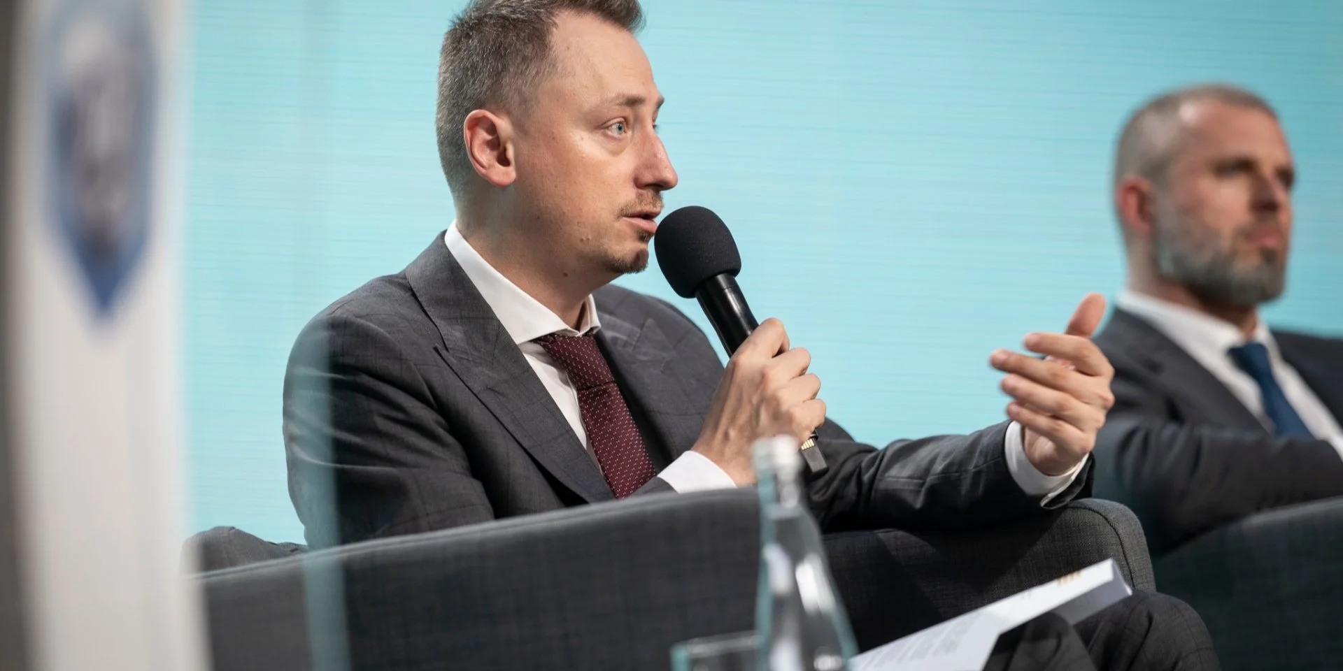 Неординарна приватизація. Уряд планує виставити на продаж невеликі пакети акцій державних підприємств -- має намір реалізувати це через фондову біржу.