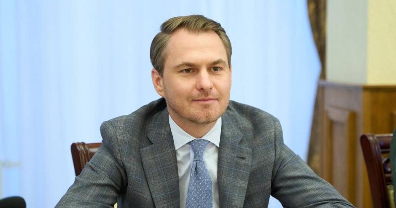 Кравченко виконує роль благородного генпрокурора, активно пересуваючись по Верховній Раді та пропонуючи народним депутатам свою підтримку, - зазначив Шабунін.