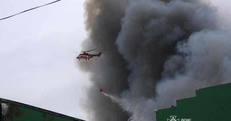 У Дніпрі сталася велика пожежа: ворог вразив складські приміщення, серед яких були й медичні вироби. ФОТОрепортаж.