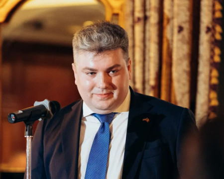 Правоохоронні органи арештували адвоката Коломойського через підозру у вимаганні коштів.