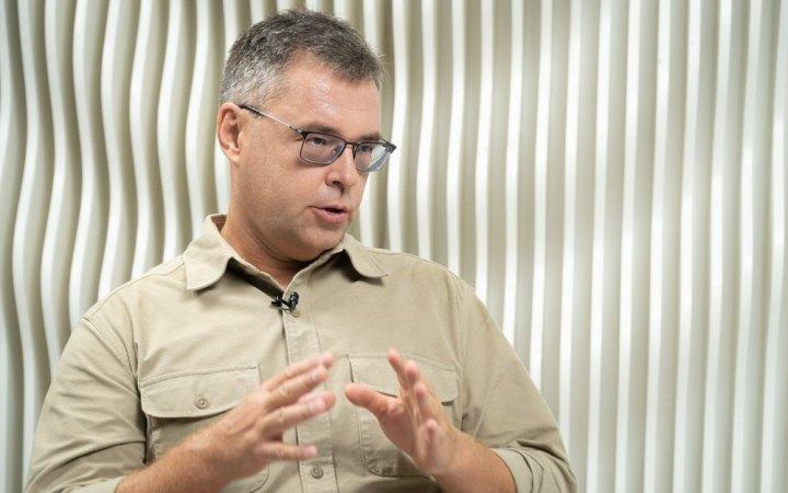 Олександр Харченко, спеціаліст у сфері енергетики, вважає, що для забезпечення Києва необхідно збудувати принаймні три великі теплоелектроцентралі. Орієнтовна вартість їх реалізації складе 9 мільярдів євро.