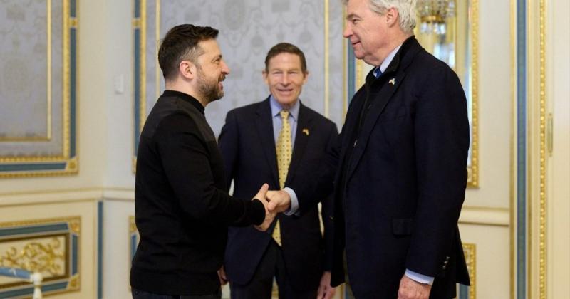 Зеленський провів зустріч із американськими сенаторами Блюменталем і Вайтгаузом, під час якої обговорювалося питання використання російських активів для придбання ракет для системи Patriot.