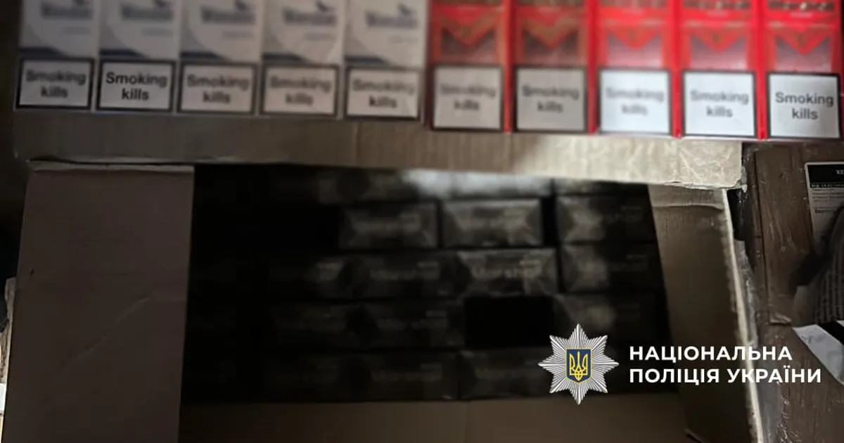 Незаконне виготовлення сигарет у Херсоні: виявлено тонни тютюнової сировини та тисячі цигарок у підпільних цехах.