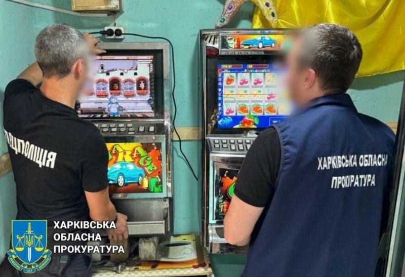 Замість звичайних товарів та морозива – фальсифікована горілка та азартні ігри: у Харкові виявили незаконного підприємця.