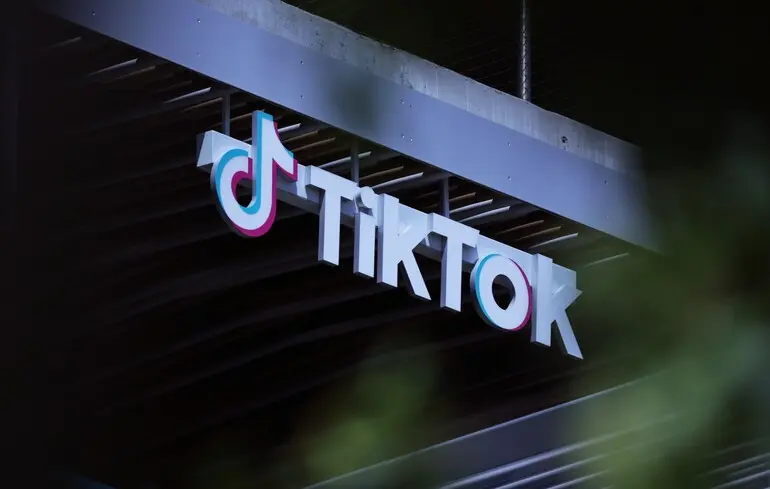 Білий дім проводить переговори щодо можливого придбання TikTok у Oracle та американських інвесторів: деталі угоди.