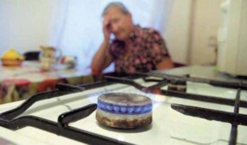 Сплачуйте ще більше або залишайтеся без газу: мільйони українців залежать від одного постачальника.