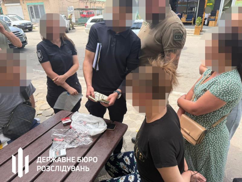 Затримано правоохоронця, підозрюваного в корупції, разом із його матір'ю - Завтра.UA