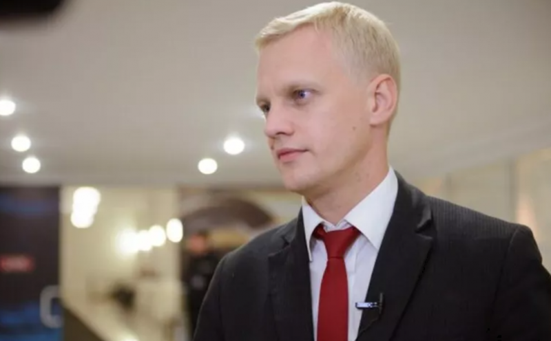 Блогер висловив обвинувачення на адресу ЦПК Шабуніна, вказуючи на можливий конфлікт інтересів та подвійні стандарти: він влаштувався на роботу до особи, яка підозрюється у зраді державі, що має стосунок до НАБУ.