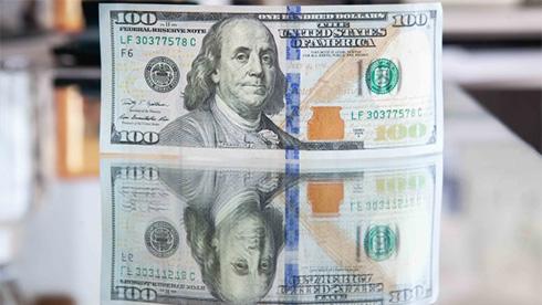 Долар США підвищує свою вартість щодо євро та фунта стерлінгів, водночас знижується у парі з єною.
