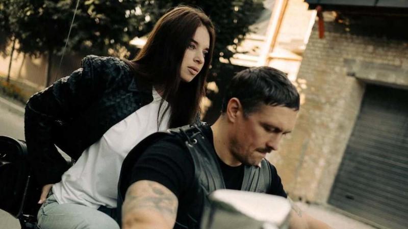 Знімок Усика разом із дружиною в байкерському стилі на мотоциклі - Sport News 24.