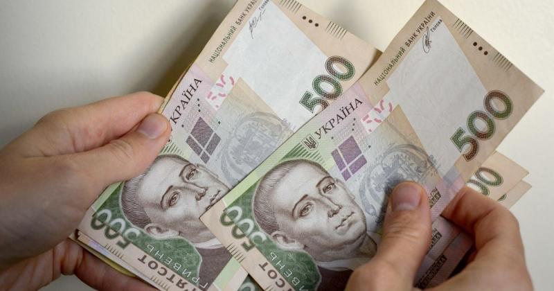 Курс української гривні досяг позначки 42 гривні за долар: фахівець роз'яснив, які перспективи нас очікують попереду.