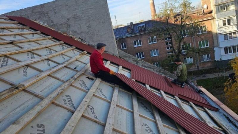 У Львові в двоповерховій будівлі, що складається з чотирьох квартир і зазнала обстрілу з боку Росії, триває процес заміни даху.