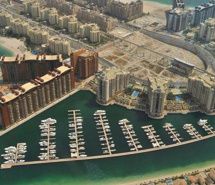 Експертка у сфері комерційної нерухомості Роксолана Пиртко зазначає: Україні слід взяти за приклад модель Об'єднаних Арабських Еміратів у поєднанні архітектурних рішень з енергетичними технологіями.