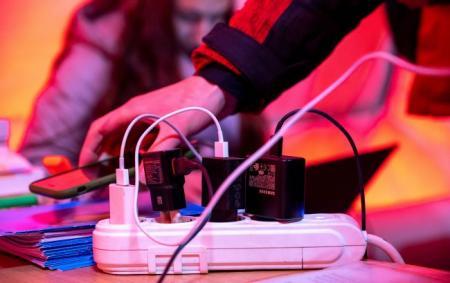 Техніка може вийти з ладу: як захистити свої пристрої від перепадів напруги під час вимкнення електрики.