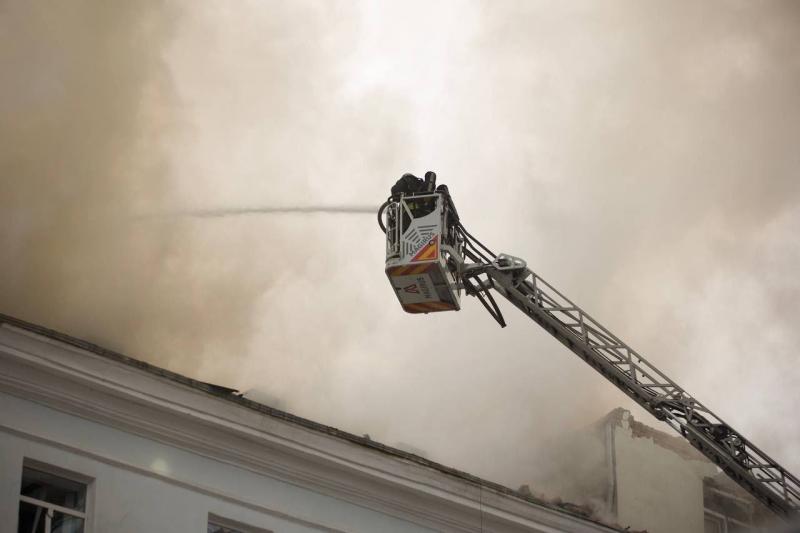 У Дніпрі російські війська знищили склади, де зберігалися медикаменти та шини, підпаливши їх.