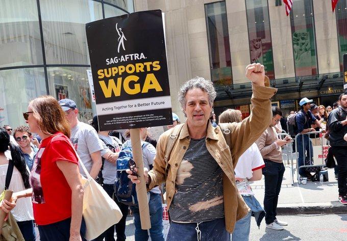 Сценаристи з Голлівуду та представники кінотеатрів виступають за анулювання угоди, що передбачає придбання Netflix компанією Warner Bros.