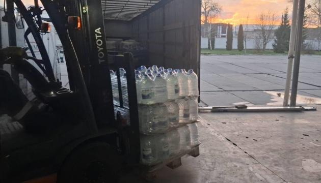 Для жителів Одещини, які постраждали від масштабних російських обстрілів, з Буковини було направлено 20 тонн води.