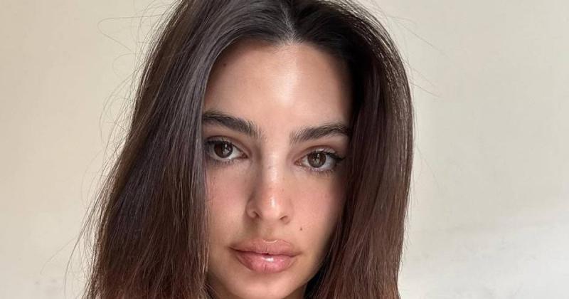 У вбранні з вираженим декольте та келихом вина: Емілі Ратаковскі позувала поруч із ялинкою.