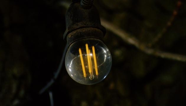 У Києві та навколишніх районах електропостачання відключено у більш ніж 500 тисяч споживачів, тоді як на Чернігівщині без світла залишилося понад 22 тисячі людей.