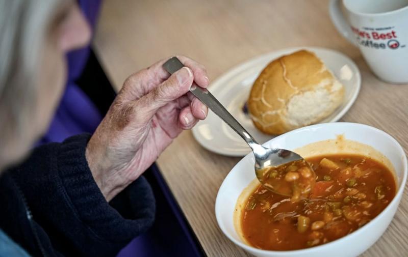 Літнім людям та особам з обмеженими можливостями в Києві надаватимуть гарячі страви, - повідомив Кличко.