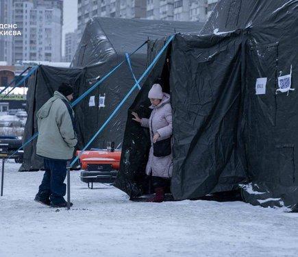 Внаслідок нічного нападу агресорів постраждало близько 40 осіб, а 170 об'єктів зазнали ушкоджень, повідомляє Міністерство внутрішніх справ.