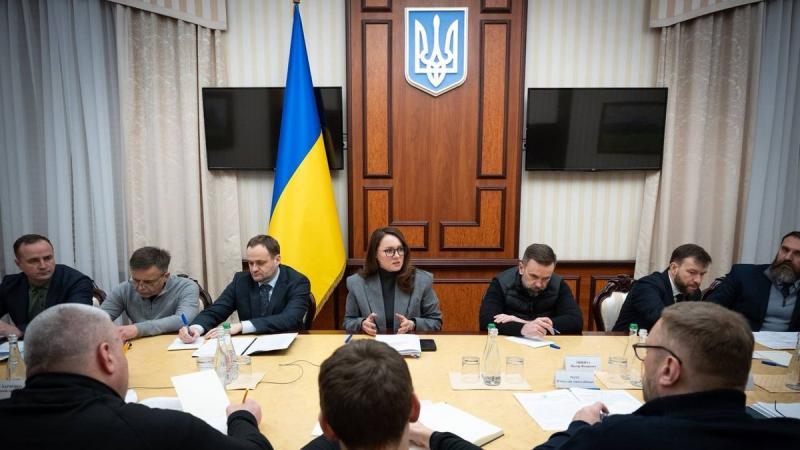 Уряд розраховує на те, що обласні адміністрації забезпечать функціонування критично важливих інфраструктурних об'єктів та організують систематичне харчування в школах, - зазначила Свириденко.