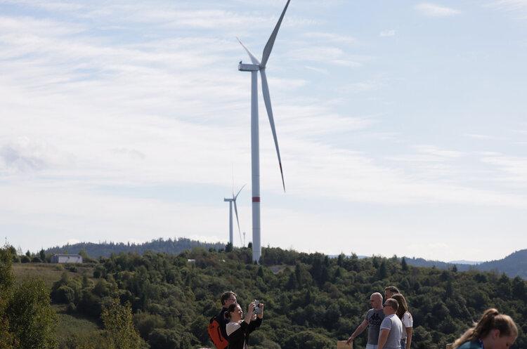 Нездійснені перспективи розвитку: як місцева спільнота сприймає річну затримку в будівництві вітрової електростанції на Полонині Руна.