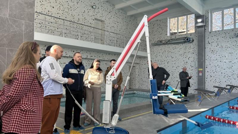 У Львові в басейнах заплановано встановлення підіймачів для осіб з ампутаціями. Визначено вісім перших локацій.
