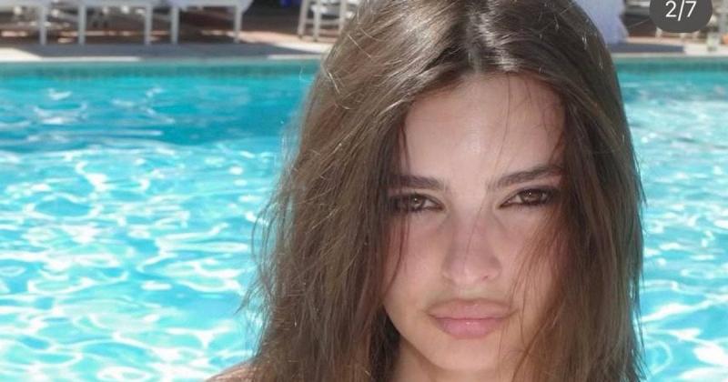 Емілі Ратаковскі в яскраво-червоному купальнику вразила всіх своїм вражаючим декольте.