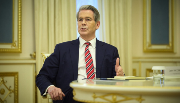 Сполучені Штати можуть скасувати обмеження на іранську нафту в морських водах з метою контролю над цінами, зазначив Бессент.