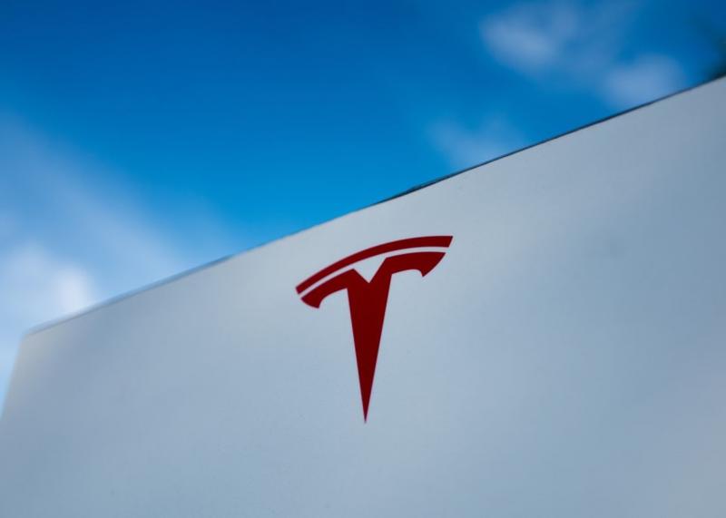 Акції Tesla знижуються через незначні обсяги продажів.