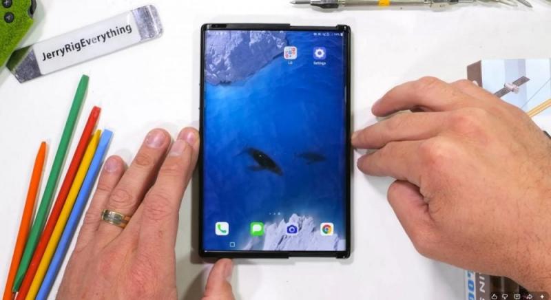 Уперше в мережі з'явилося відео, в якому продемонстровано унікальний смартфон LG з висувним екраном.