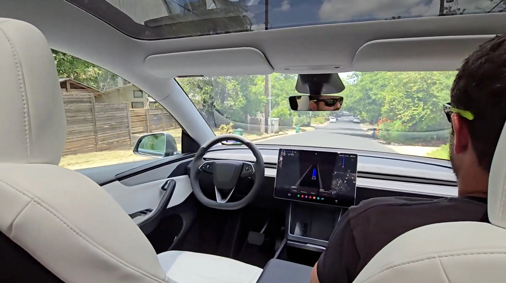 Tesla розширює свій сервіс таксі-роботів, запускаючи його в ще двох містах.