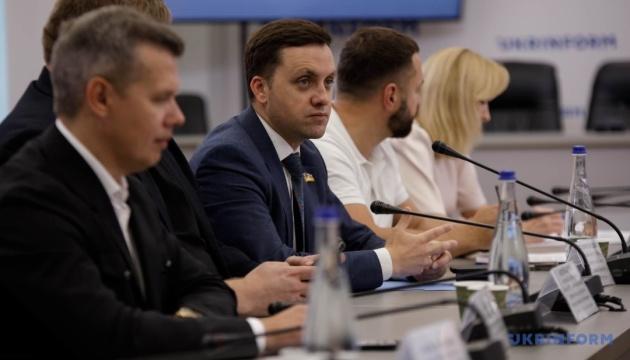 Без належного вирішення питання оподаткування лізингових угод на літаки, Україна може опинитися під загрозою втрати всіх своїх авіаційних компаній, заявив депутат.