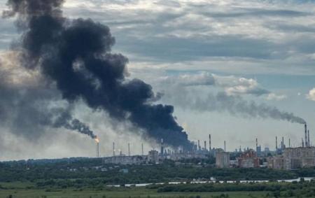 Вплив атак на нафтопереробні заводи в Росії відчули навіть у Сполучених Штатах, повідомляє Axios.