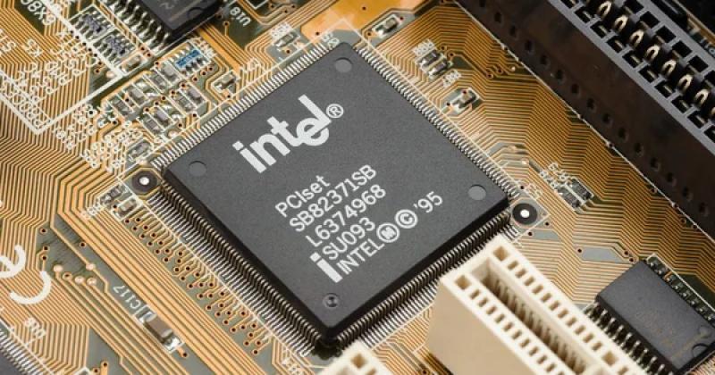 Intel досягла найвищого зростання доходів за останні 15 років завдяки зростаючому попиту на технології штучного інтелекту, повідомляє Delo.ua.