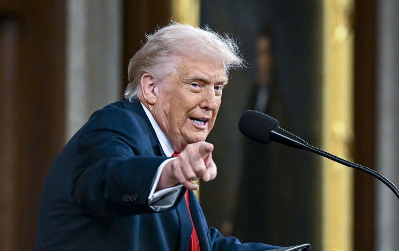 Трамп відновлює конфлікт у сфері торгівлі, - повідомляє Bloomberg.