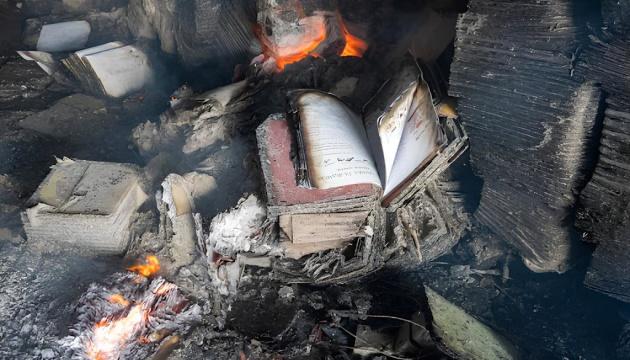 Підручники, що згоріли, і мільйонні втрати: українська освіта зазнає ударів, але продовжує стояти на ногах.