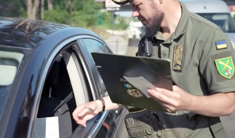 Більше 200 критеріїв та 1,5 мільйона євро податків: підприємства масово стикаються з відмовами у бронюванні своїх працівників.