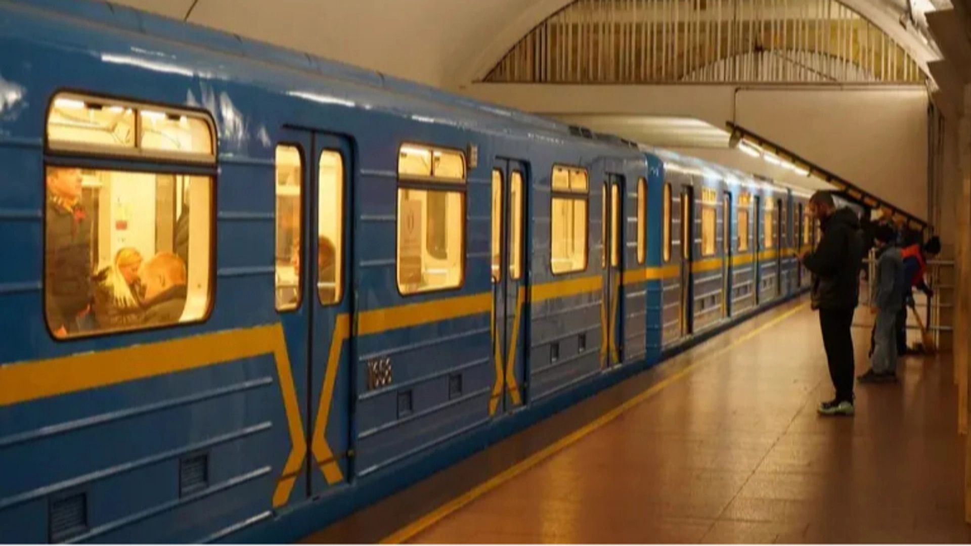 Нові вимоги щодо тривог у Києві: зміни у графіку роботи метро та збільшення кількості наземного транспорту.