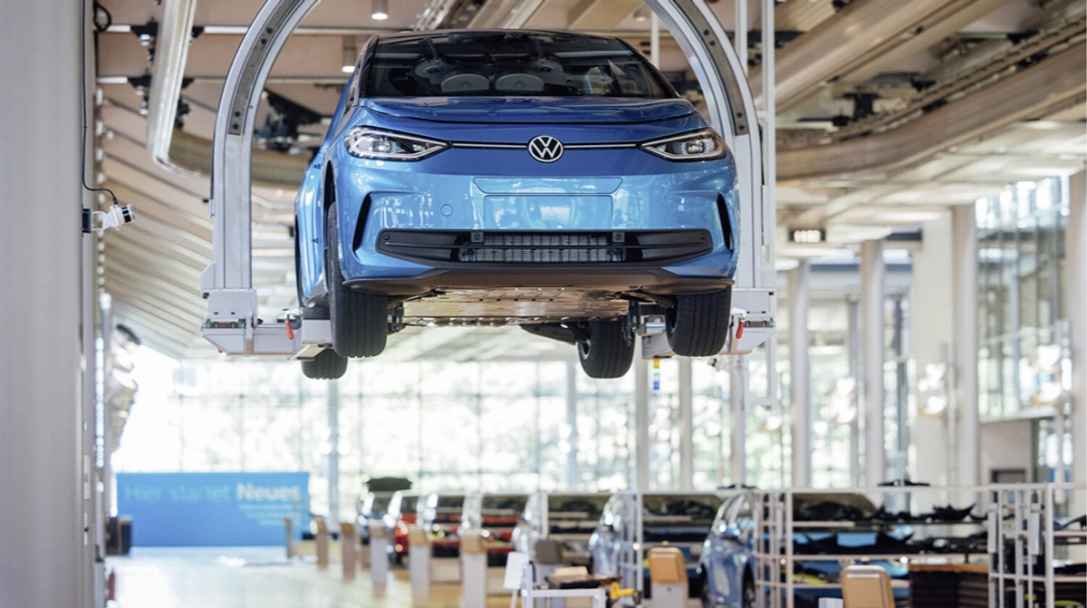 Volkswagen проводить значне скорочення в своїй діяльності: компанія планує зменшити штат на 50 000 працівників і знизити кількість моделей вдвічі.