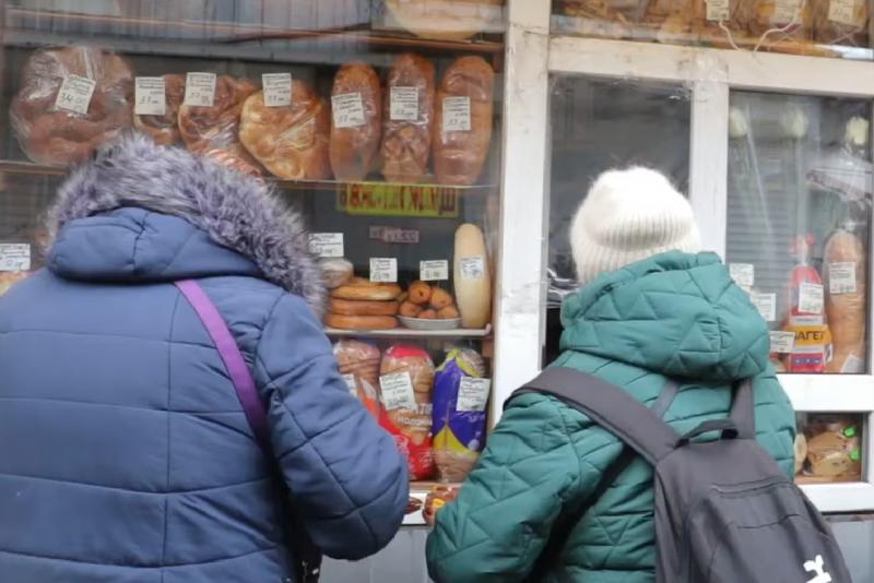 Порожні стелажі — наслідок атак на склади: Синєгубов про нестачу продуктів у Харківській області.