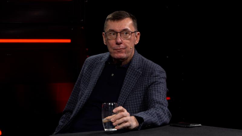 “Як жаба, так і толерантність до корупції чи навіть злочинів має свої корені в СРСР”, – зазначив Юрій Луценко.