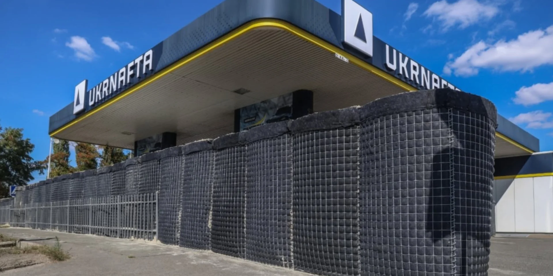 Окрім габіонів, Укрнафта почала встановлювати бетонні укриття на автозаправних станціях у Києві та навколишніх районах.