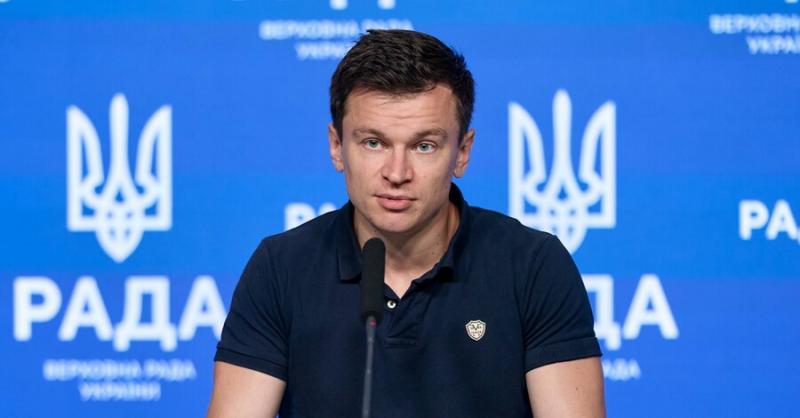 У центрі Києва автомобіль наїхав на ногу народного депутата Костюка.