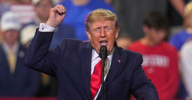 Трамп висловив бажання перейменувати Атлантичний океан на свою честь, але Google відмовив йому у цій ініціативі.